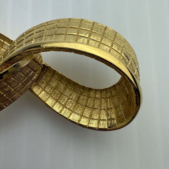 Vintage Ribbon Scarf Textured Bow Brooch Pin Gold Tone Textured - Picture 2 of 7